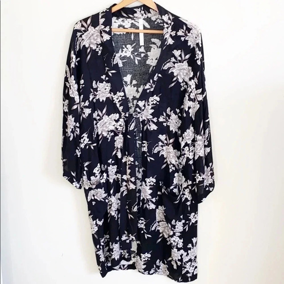 Spiritual Gangster Black/white Floral Kimono/robe - Picture 6 of 12